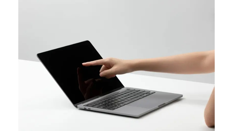 Dán màn hình MacBook Air 13.6 inch M2 M3 M4 Innostyle Crystal Guard Tempered Glass-TG-HQ-2681-4